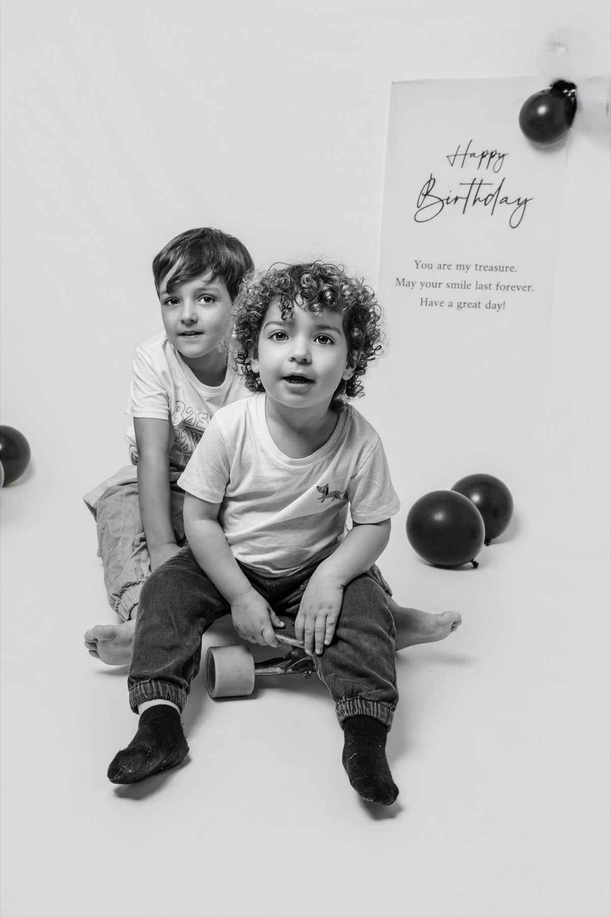 Retrato de cumpleaños infantil en blanco y negro en Chiclana de la Frontera Cádiz
