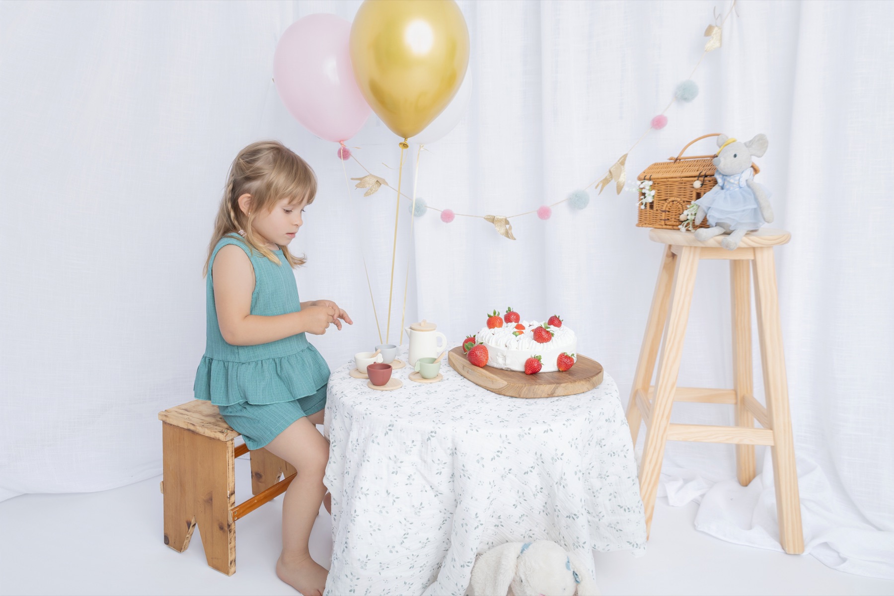 Sesión de cumpleaños infantil con tarta y globos en Chiclana de la Frontera Cádiz