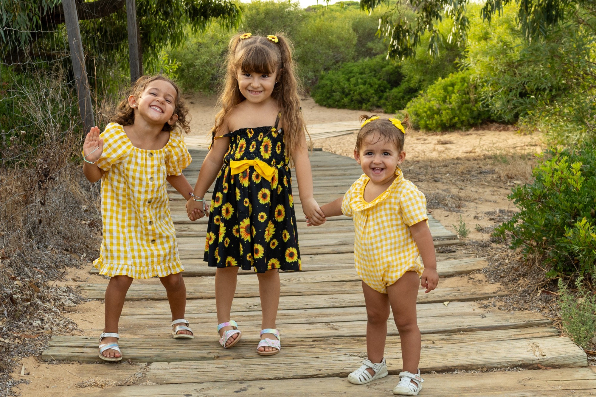 Sesión de fotografía familiar en Chiclana de la Frontera Cádiz con niñas al aire libre